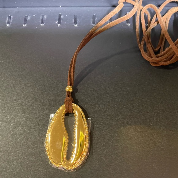 Stainless Steel 18K Gold-Plated Crab Claw Pendant Necklace | Elegant and Unique - Picture 1 of 4